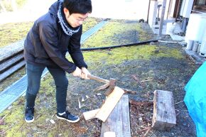 ワーホリキャンプ場 薪割り ワーホリキャンプ場 薪割り
